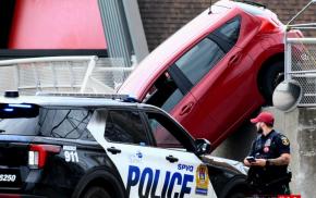 Spectaculaire accident un véhicule tombe d'un stationnement à étage 